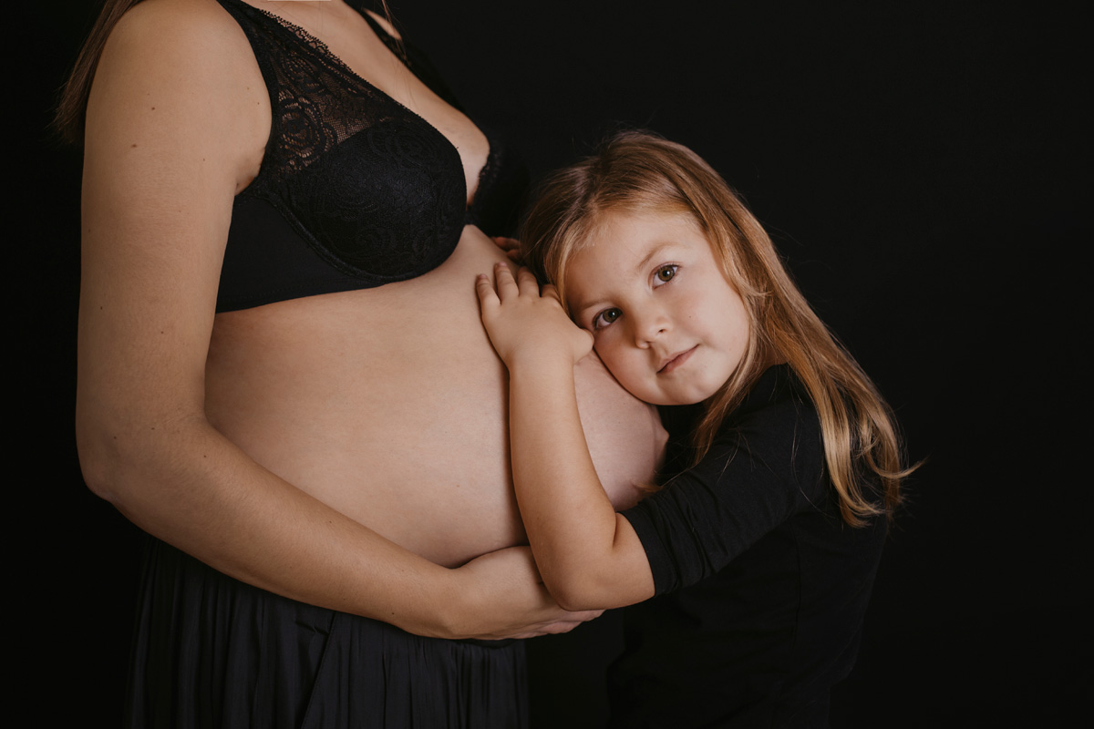 Sesiones fotográficas de embarazo en estudio de Badalona