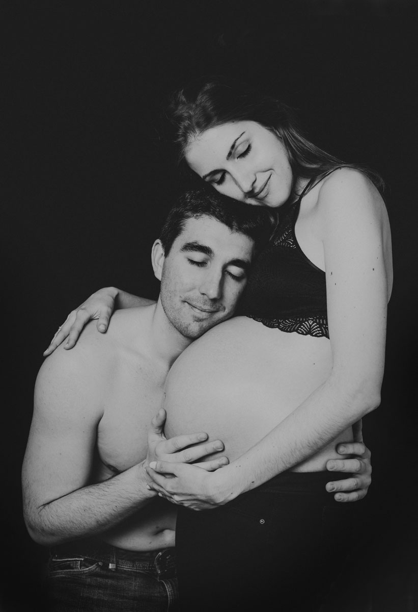 Sesiones de fotografía en blanco y negro de embarazo en Badalona-Barcelona