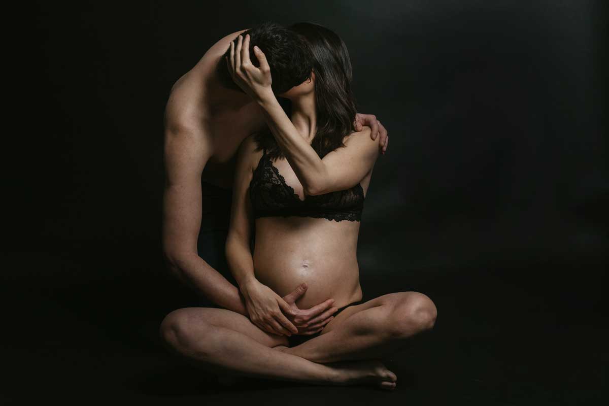 Sesiones de embarazo en estudio fotográfico Maria Arenas, Badalona-Barcelona