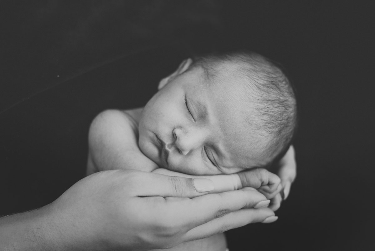 Fotos de newborn en blanco y negro en Badalona-Barcelona